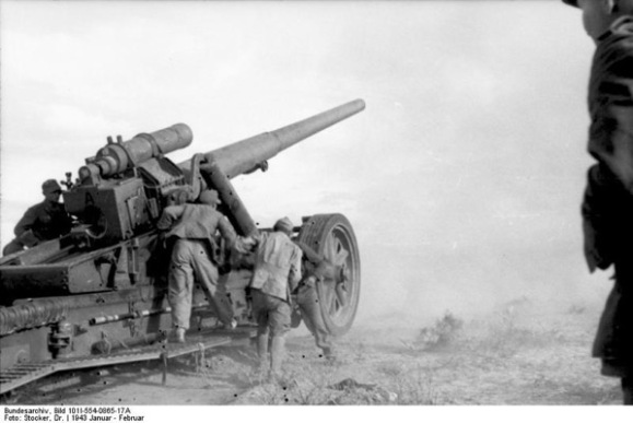 Bundesarchiv Bild 101I 554 0865 17A Nordafrika Tunesien Abfeuern einer Kanone